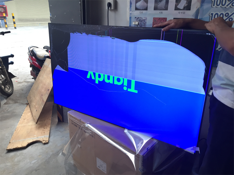 液晶拼接屏安裝時，不小心破屏了還能用嗎？