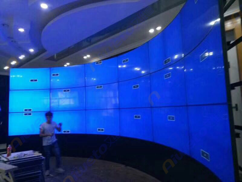 艾維圖18臺(tái)55寸弧形大屏幕液晶拼接解決方案及案例展示:進(jìn)駐昆明某企業(yè)會(huì)議室